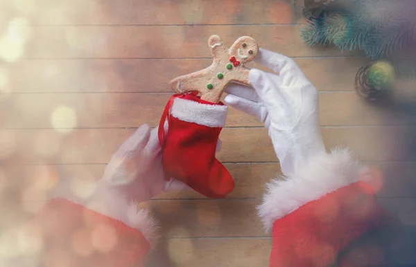 Papá Noel ha envuelto una galleta de Navidad —  Fotos de Stock