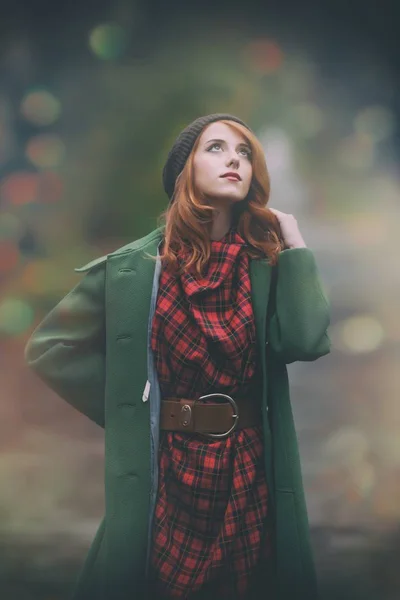 Jonge roodharige vrouw in herfst park — Stockfoto