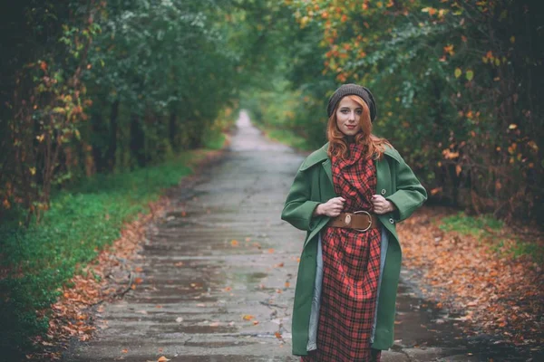 Junge rothaarige Frau im Herbstpark — Stockfoto