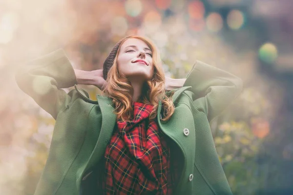 Jeune rousse femme dans automne parc — Photo