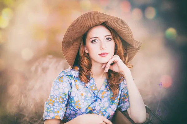 Mulher com mala no parque de outono — Fotografia de Stock