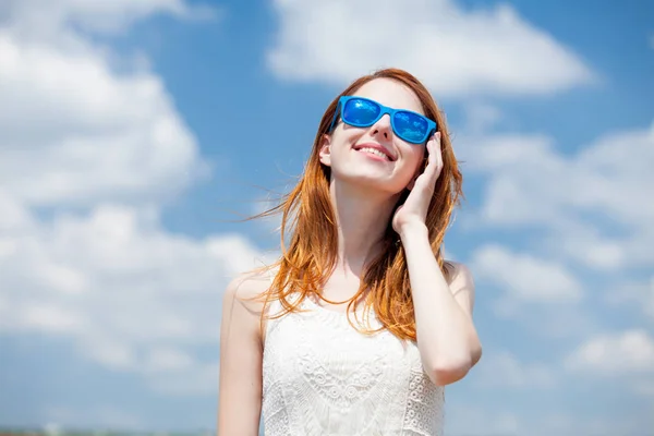 Rossa ragazza in occhiali da sole blu — Foto Stock