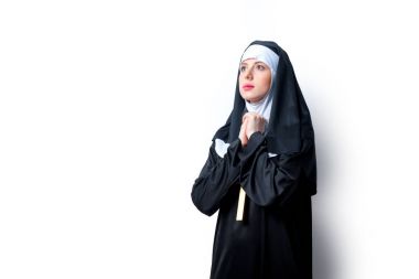 Genç ciddi rahibe ile çapraz