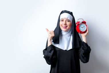 Rahibe kırmızı çalar saat ile