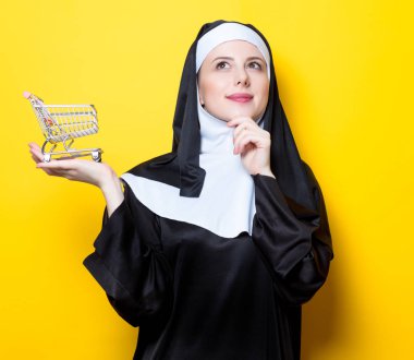 alışveriş sepeti sepetiniz ile Rahibe