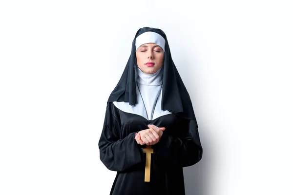 Junge ernste Nonne mit Kreuz — Stockfoto
