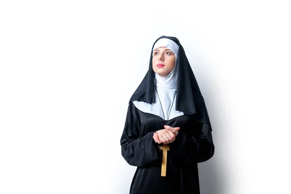 Junge ernste Nonne mit Kreuz — Stockfoto