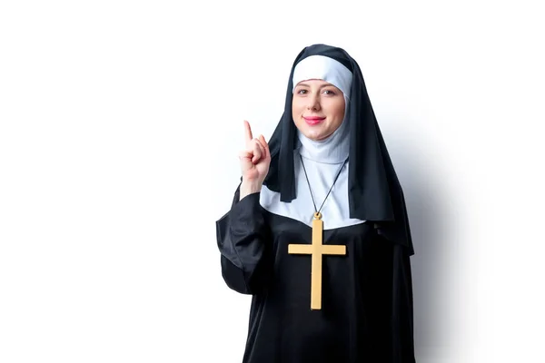 Jovem freira sorridente com cruz — Fotografia de Stock