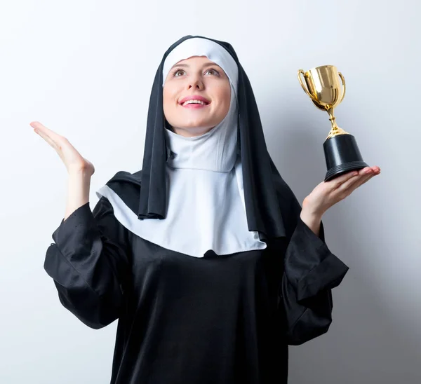 Freira com taça de troféu dourado — Fotografia de Stock