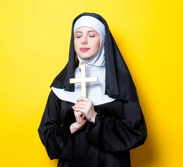 Junge ernste Nonne mit Kreuz — Stockfoto