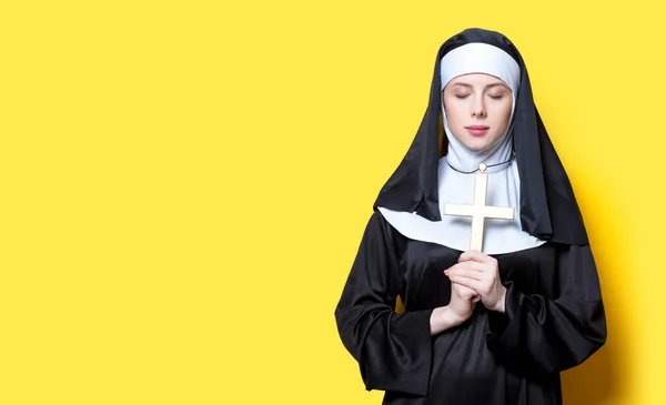 Junge ernste Nonne mit Kreuz — Stockfoto