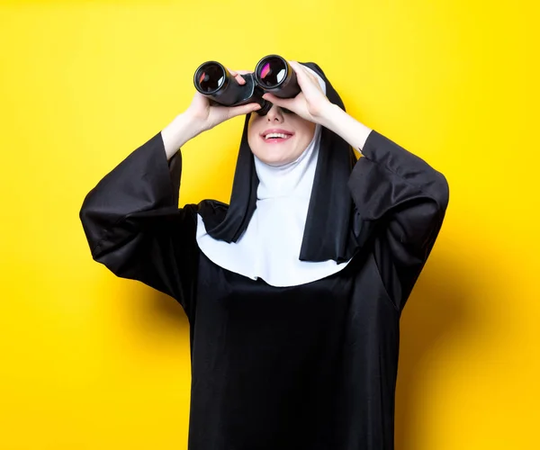 Jovem freira feliz com binóculos — Fotografia de Stock