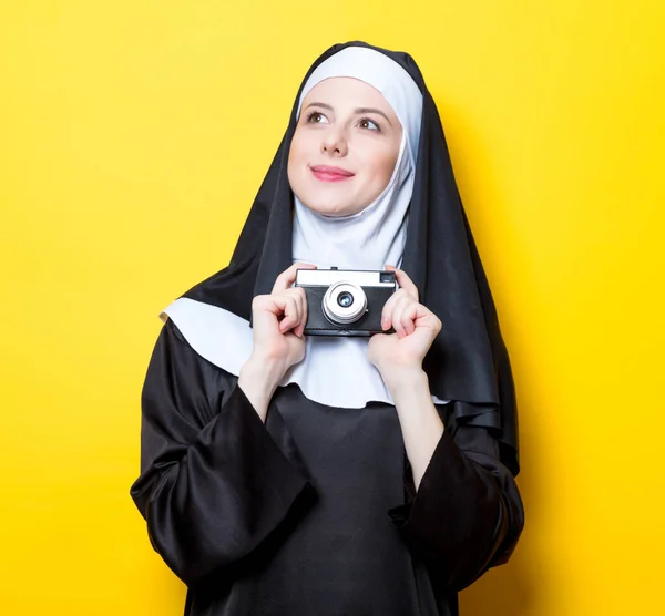 Nonne avec appareil photo vintage — Photo