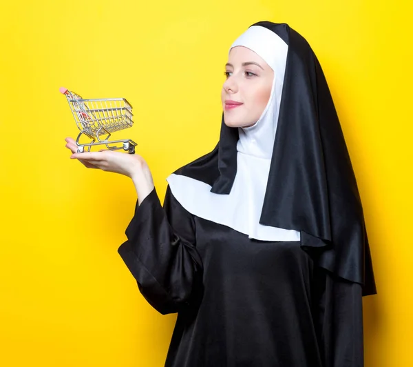 Nonne avec panier panier — Photo