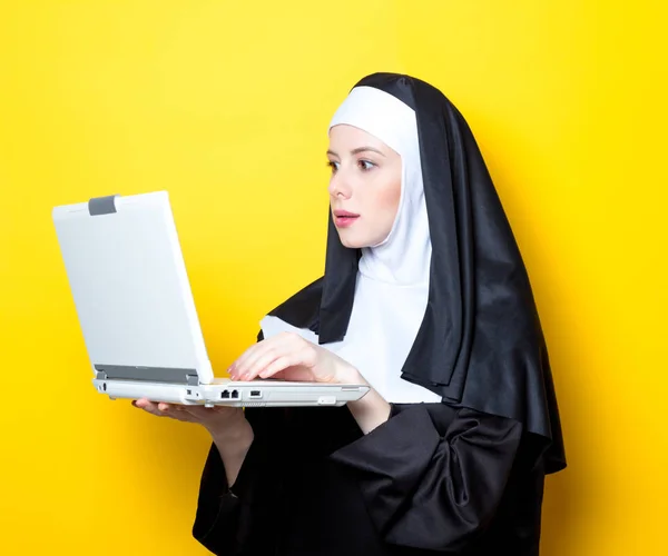 Rahibe beyaz dizüstü bilgisayar ile — Stok fotoğraf