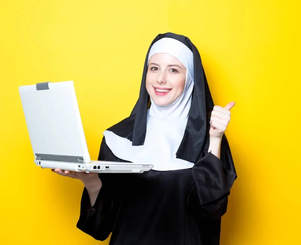 Nonne avec ordinateur portable blanc — Photo