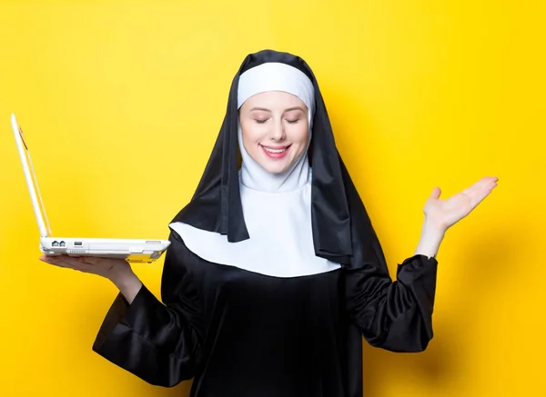 Nonne avec ordinateur portable blanc — Photo