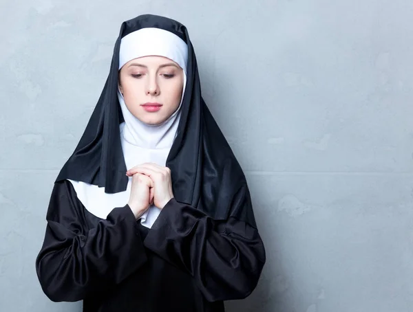 Jovem freira séria — Fotografia de Stock