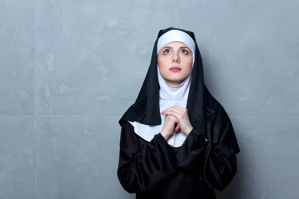 Junge ernste Nonne — Stockfoto