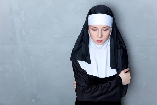 Jovem freira séria — Fotografia de Stock