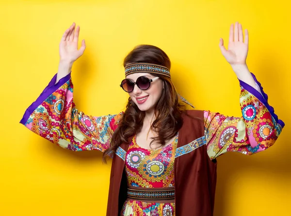 Giovane ragazza hippie con occhiali da sole — Foto Stock