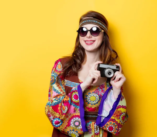 Jonge hippie meisje met camera — Stockfoto