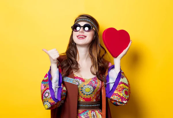 Hippie chica con corazón forma caja — Foto de Stock