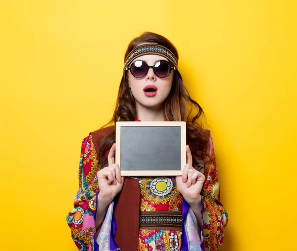 Chica con gafas de sol y tabla — Foto de Stock