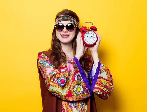 알람 시계와 히피 소녀 — 스톡 사진