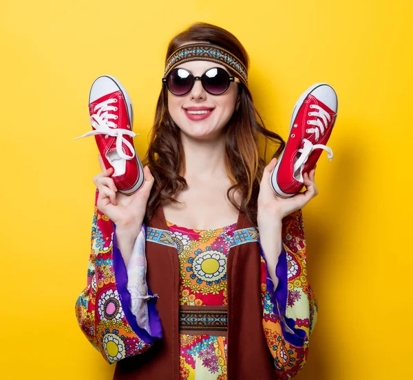 Giovane ragazza hippie con le gomme rosse — Foto Stock
