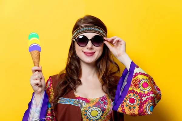 Дівчина з сонцезахисними окулярами та морозивом — стокове фото