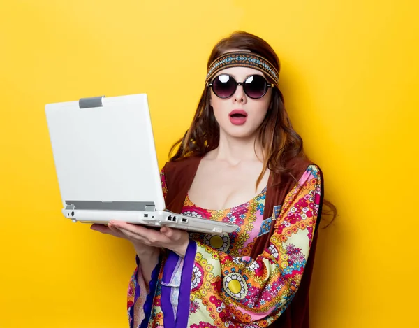 Joven chica hippie con portátil blanco — Foto de Stock