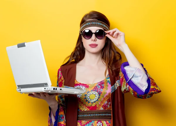 Joven chica hippie con portátil blanco — Foto de Stock