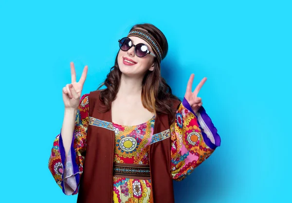 Jonge hippie meisje met zonnebril — Stockfoto