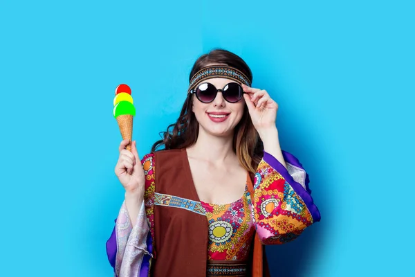 Хіпі дівчина з намальованим морозивом — стокове фото