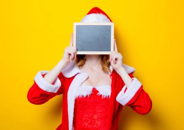 Yönetim Kurulu ile kırmızı giysili Noel Baba kızı 