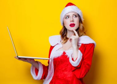 Dizüstü bilgisayar ile Noel Baba kız
