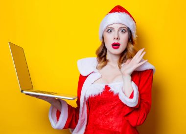 Dizüstü bilgisayar ile Noel Baba kız
