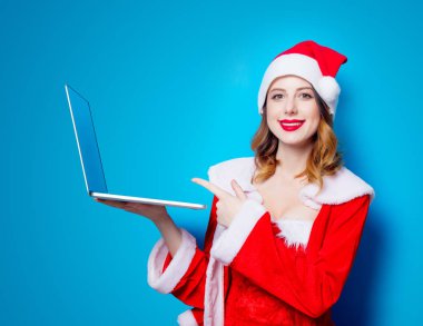 Dizüstü bilgisayar ile Noel Baba kız