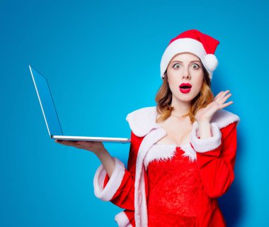 Dizüstü bilgisayar ile Noel Baba kız