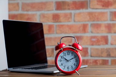 Alarm clcok ve dizüstü 