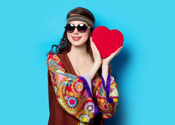 Ragazza hippie con scatola a forma di cuore — Foto Stock