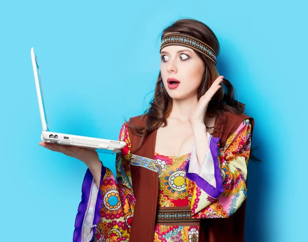 Hippie meisje met laptopcomputer — Stockfoto