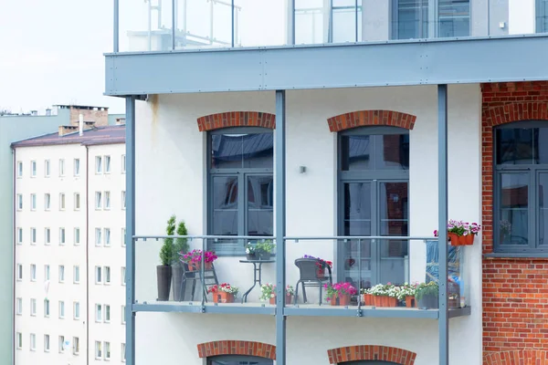 Vedere la balcon cu flori — Fotografie, imagine de stoc