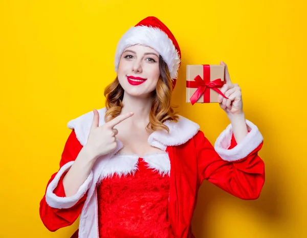 Santa lány piros ruhában és ajándék doboz — Stock Fotó