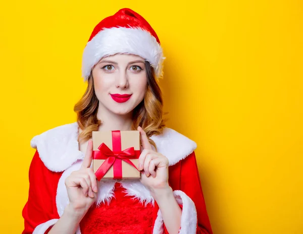 Santa chica con caja de regalo — Foto de Stock