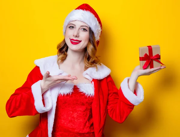 Santa chica con caja de regalo — Foto de Stock