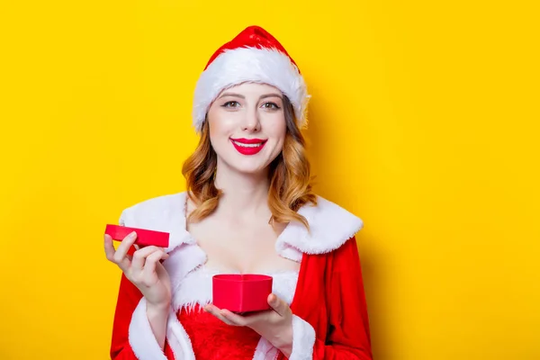 Santa flicka med presentask — Stockfoto