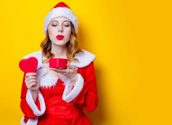 Santa chica con caja de regalo —  Fotos de Stock