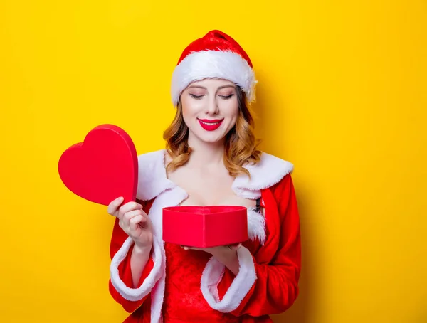 Santa chica con caja de regalo — Foto de Stock